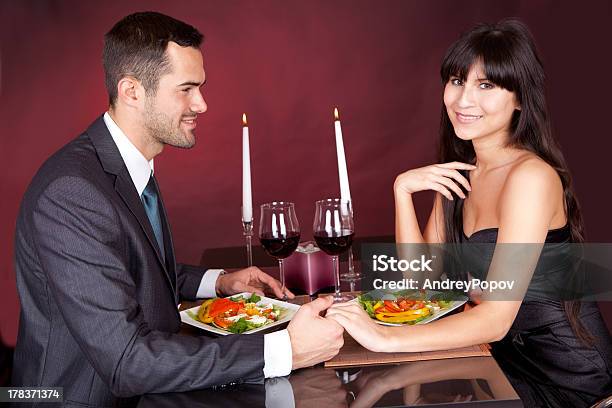 Pareja En La Cena Romántica En El Restaurante Foto de stock y más banco de imágenes de Adulto - Adulto, Adulto joven, Agarrar