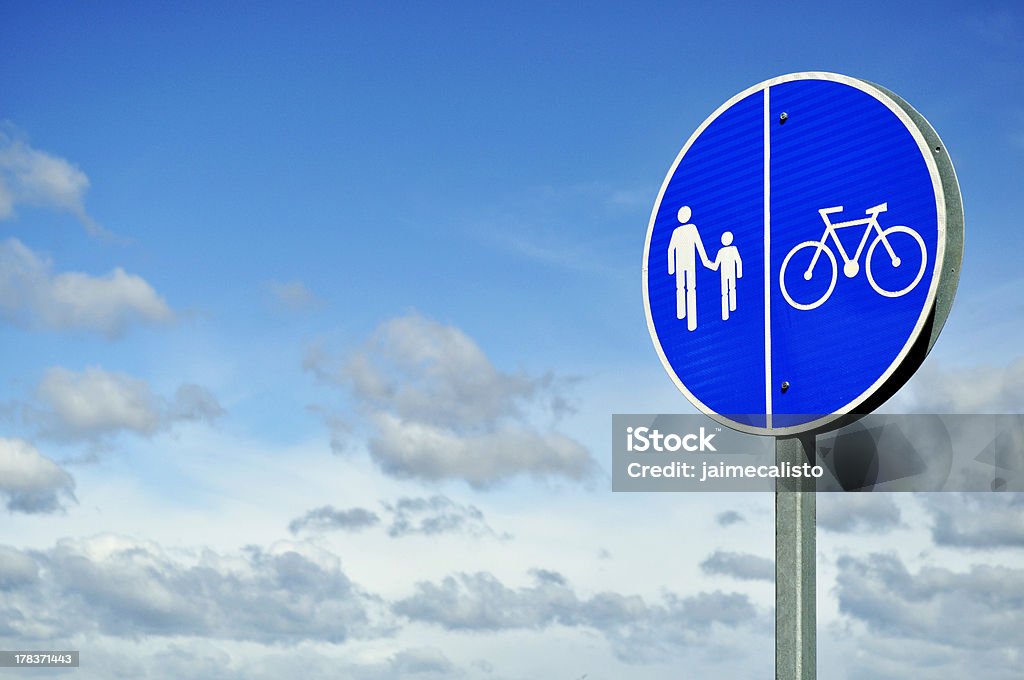 Bicicletta e pedoni Segnaletica stradale - Foto stock royalty-free di Allerta