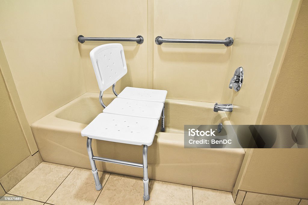 Duchas para personas con discapacidades con acceso para silla de ruedas - Foto de stock de Bañera libre de derechos