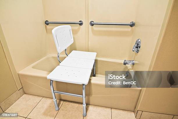 Duchas Para Personas Con Discapacidades Con Acceso Para Silla De Ruedas Foto de stock y más banco de imágenes de Bañera