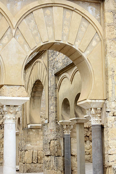 arch upper basilique bâtiment de madinat al-zahra à cordoue - macro column marble luxury photos et images de collection
