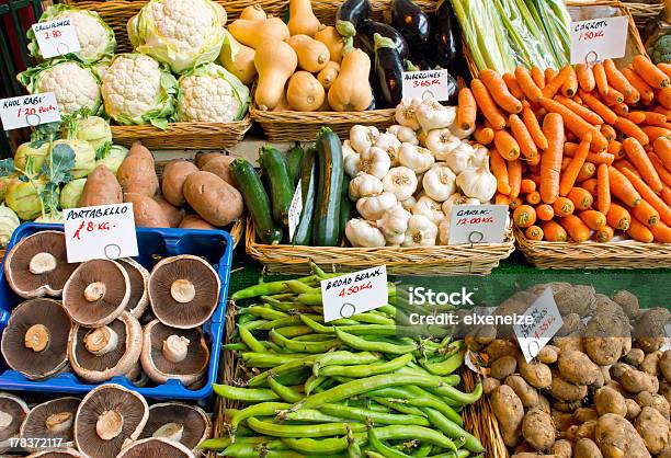 Foto de Variedade De Legumes Para Venda e mais fotos de stock de Batata Doce - Batata Doce, Berinjela, Couve-flor