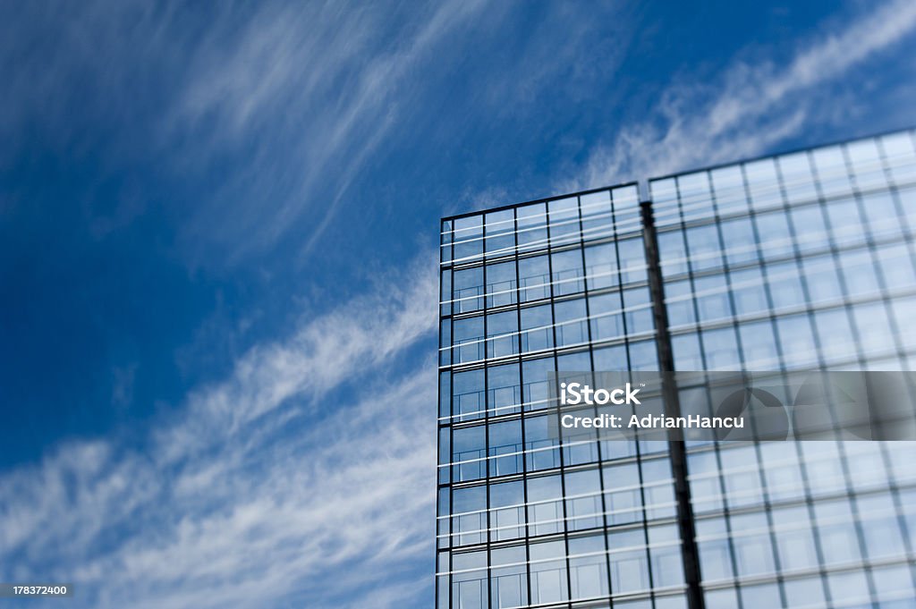 Вид на современные небоскребы и Угрюмое небо - Стоковые фото Архитектура роялти-фри