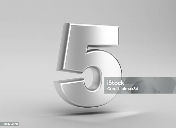 Nummer 5 Aluminium Bügeleisen Auf Grauem Hintergrund Stockfoto und mehr Bilder von Dreidimensional