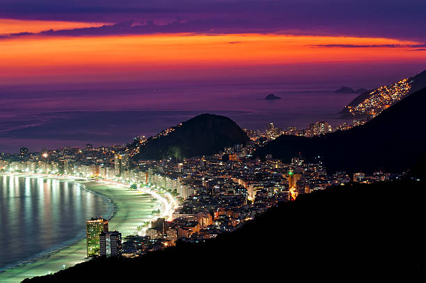 vista nocturna de la playa de copacabana - rio de janeiro night sugarloaf mountain corcovado fotografías e imágenes de stock