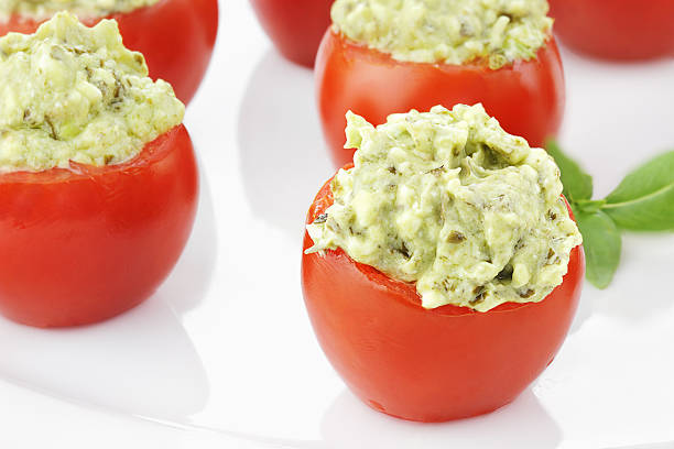 gefüllte tomaten und avocado-pesto - stuffed tomato stock-fotos und bilder