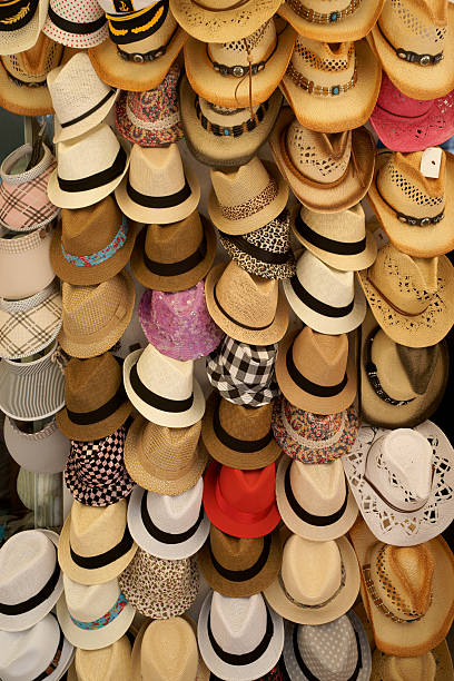 chapelier - hat shop photos et images de collection