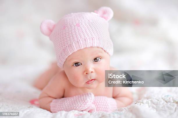 Photo libre de droit de Nouveauné Bébé Fille Rose Motifs Bear Chapeau banque d'images et plus d'images libres de droit de Bébés filles - Bébés filles, Nouveau-né, Bébé