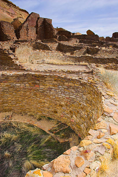 parque histórico nacional da cultura chaco - window brick wall north american tribal culture building exterior imagens e fotografias de stock