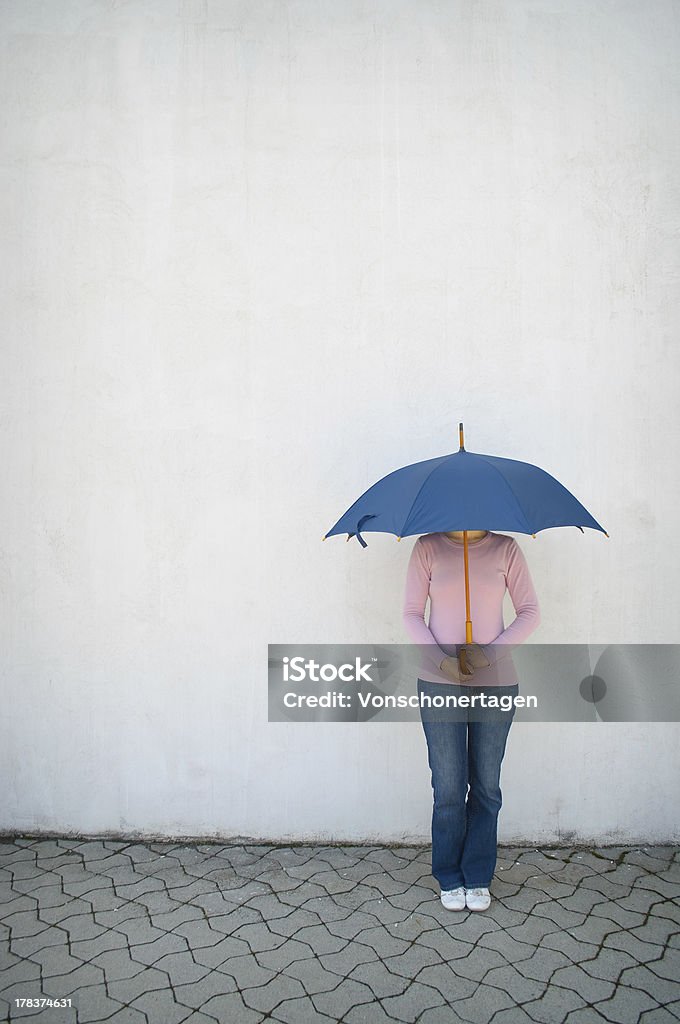 젊은 여자 숨겨진 아래에 우산 - 로열티 프리 고독-부정적인 감정 표현 스톡 사진