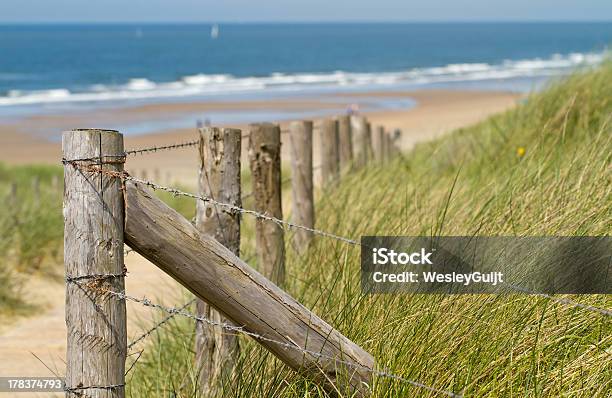 Foto de Postes Que Leva Você Para O Mar e mais fotos de stock de Arame farpado - Arame - Arame farpado - Arame, Azul, Dia