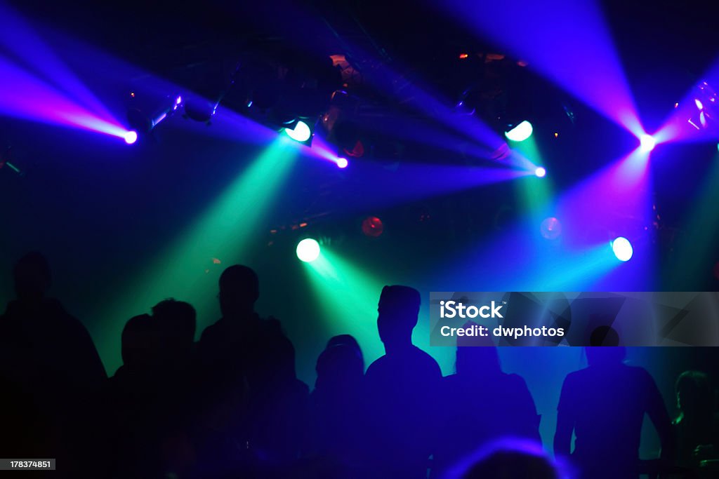 silhouettes de danse adolescents - Photo de Adolescent libre de droits