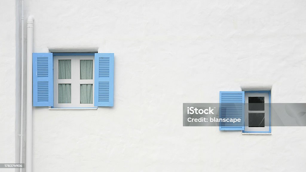 빈티지 블루 windows 벽에 - 로열티 프리 0명 스톡 사진