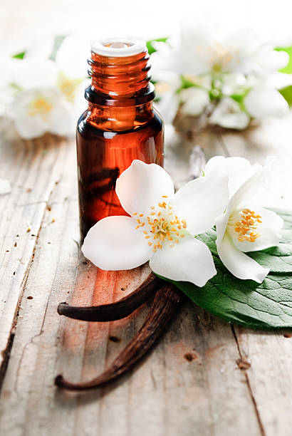 óleo essencial - aromatherapy oil massage oil alternative therapy massaging - fotografias e filmes do acervo