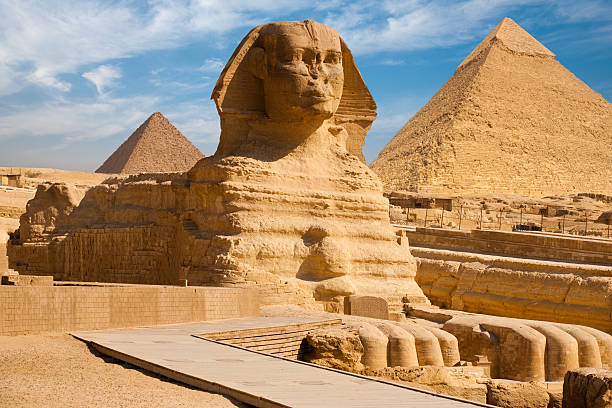 Full Sphynx Profile Pyramid Giza Egypt A beautiful profile of the Great Sphinx including the pyramids of Menkaure and Khafre in the background in Giza, Cairo, Egypt tomb photos stock pictures, royalty-free photos & images