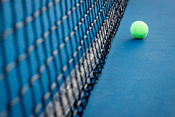 Palla da Tennis e rete - foto stock