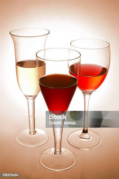 Photo libre de droit de Plusieurs Verres De Vin banque d'images et plus d'images libres de droit de Alcool - Alcool, Aliments et boissons, Blanc
