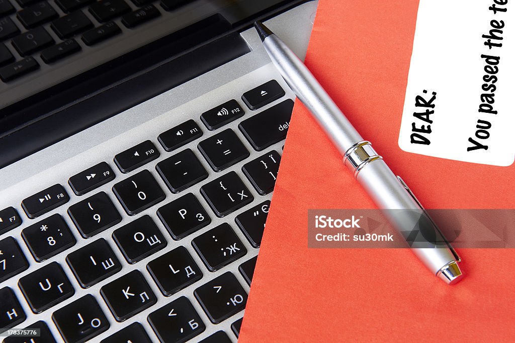 Moderno laptop e envelope de correio com caneta - Foto de stock de Caixa de correio royalty-free