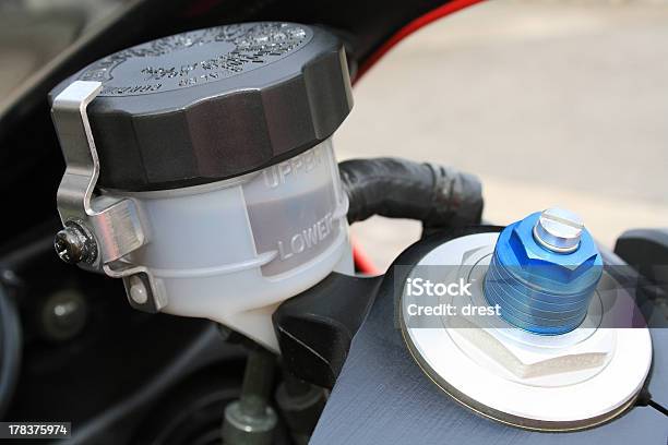 Foto de Motocicleta Travão O Nível De Óleo E Preparação De Parafuso e mais fotos de stock de Ajustável