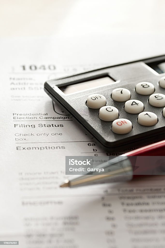 Formulaire des impôts, Rouge stylo et calculateur de - Photo de Affaires libre de droits