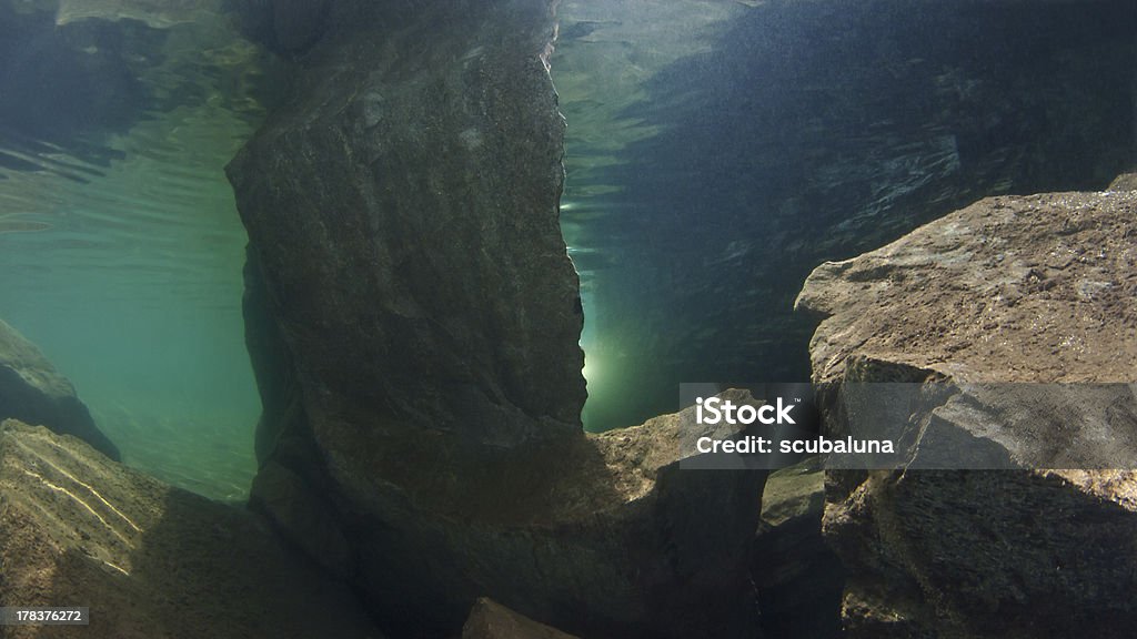 Rocks sotto la superficie dell'acqua - Foto stock royalty-free di Roccia