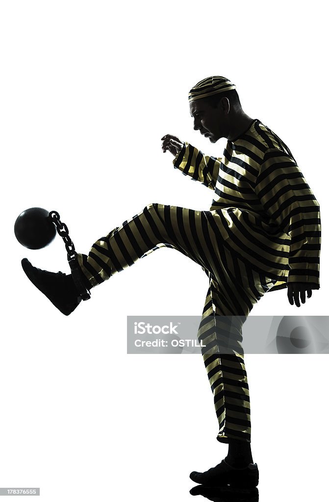 Homem preso criminoso a jogar futebol com bola de cadeia - Royalty-free Adulto Foto de stock