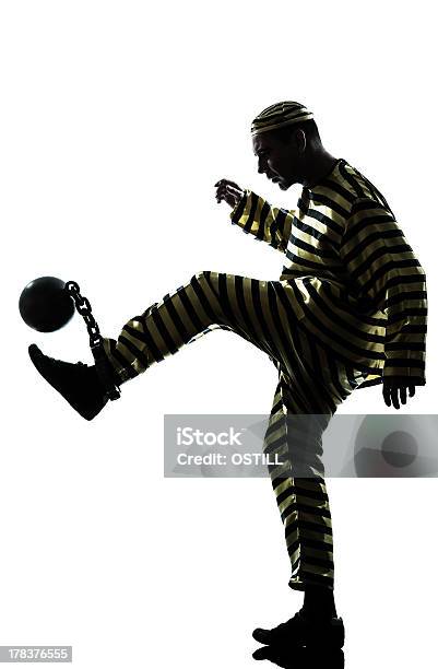 Homem Preso Criminoso A Jogar Futebol Com Bola De Cadeia - Fotografias de stock e mais imagens de Adulto