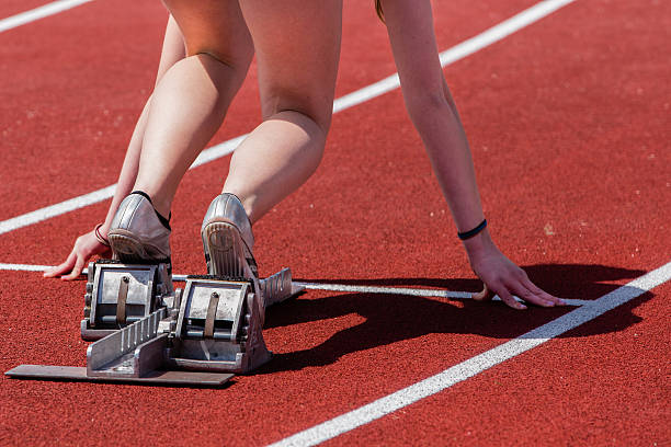 sprint comece em campo e pista - rivalry starting block track and field athlete track and field - fotografias e filmes do acervo