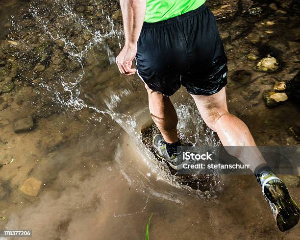 Foto de Streambed Throug Uma Corrida e mais fotos de stock de Borrifo - Borrifo, Correr, Corrida cross-country