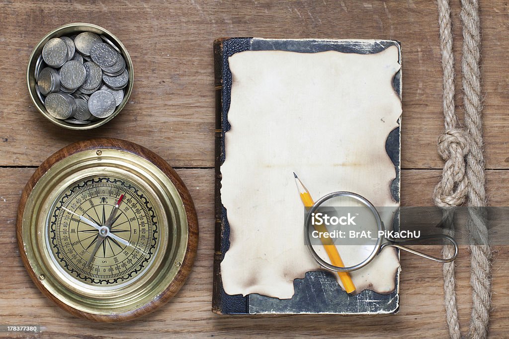Brújula, papel, lápiz, lupa en madera - Foto de stock de Abstracto libre de derechos