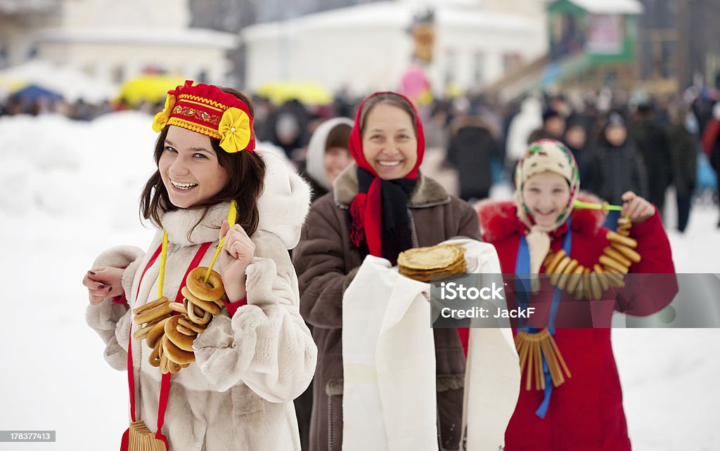 Femmes avec des pancakes durant le carnaval de Maslenitsa - Photo de Adulte libre de droits
