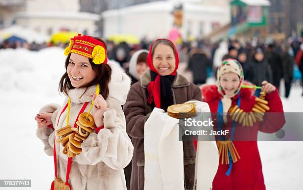Photo libre de droit de Femmes Avec Des Pancakes Durant Le Carnaval De Maslenitsa banque d'images et plus d'images libres de droit de Adulte