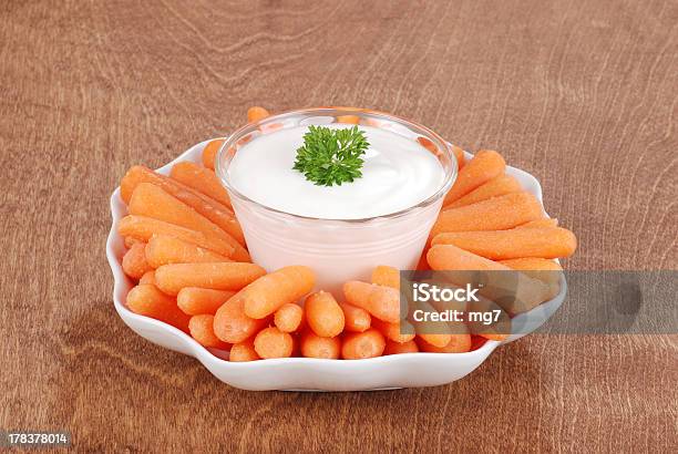 Baby Carrots Con Condimento Ranch Dip - Fotografie stock e altre immagini di Carotina - Carotina, Salsine, Condimento per insalata