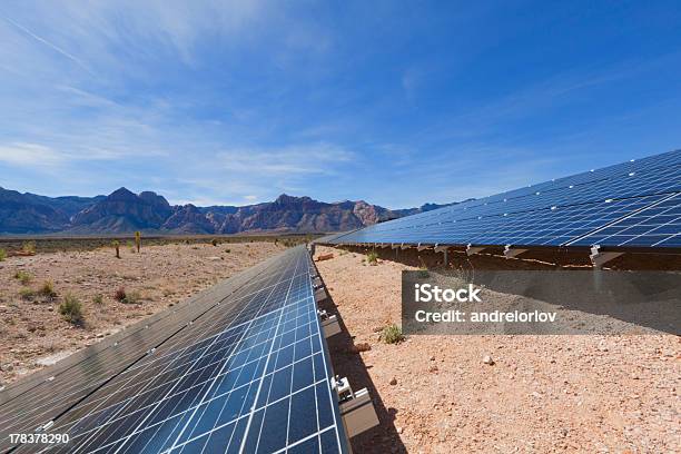 Panele Słoneczne Na Pustyni Mojave - zdjęcia stockowe i więcej obrazów Panel słoneczny - Panel słoneczny, Stan Arizona, Elektrownia słoneczna