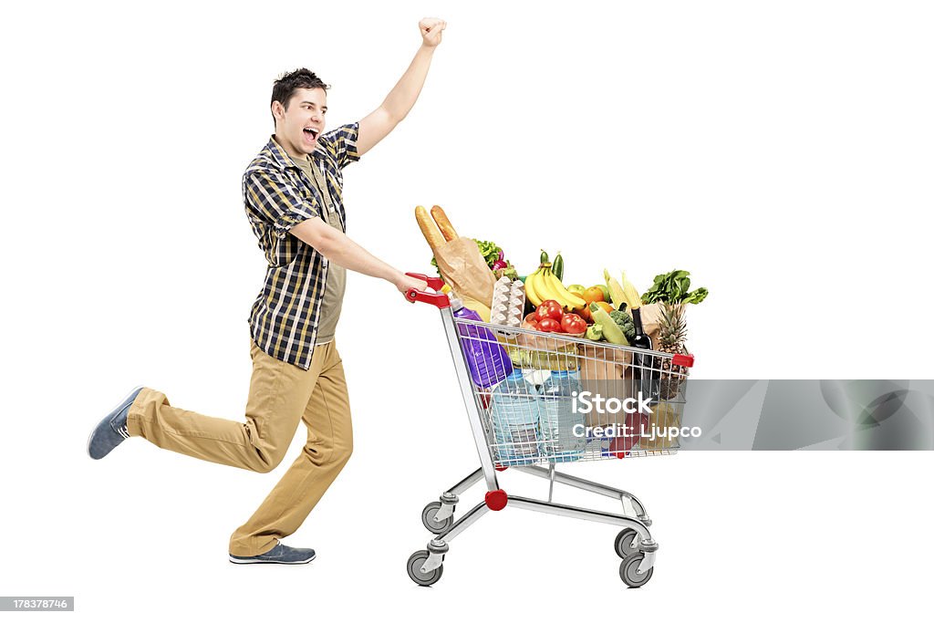 Feliz homem empurrando um carrinho de compras - Foto de stock de Carrinho de compras royalty-free