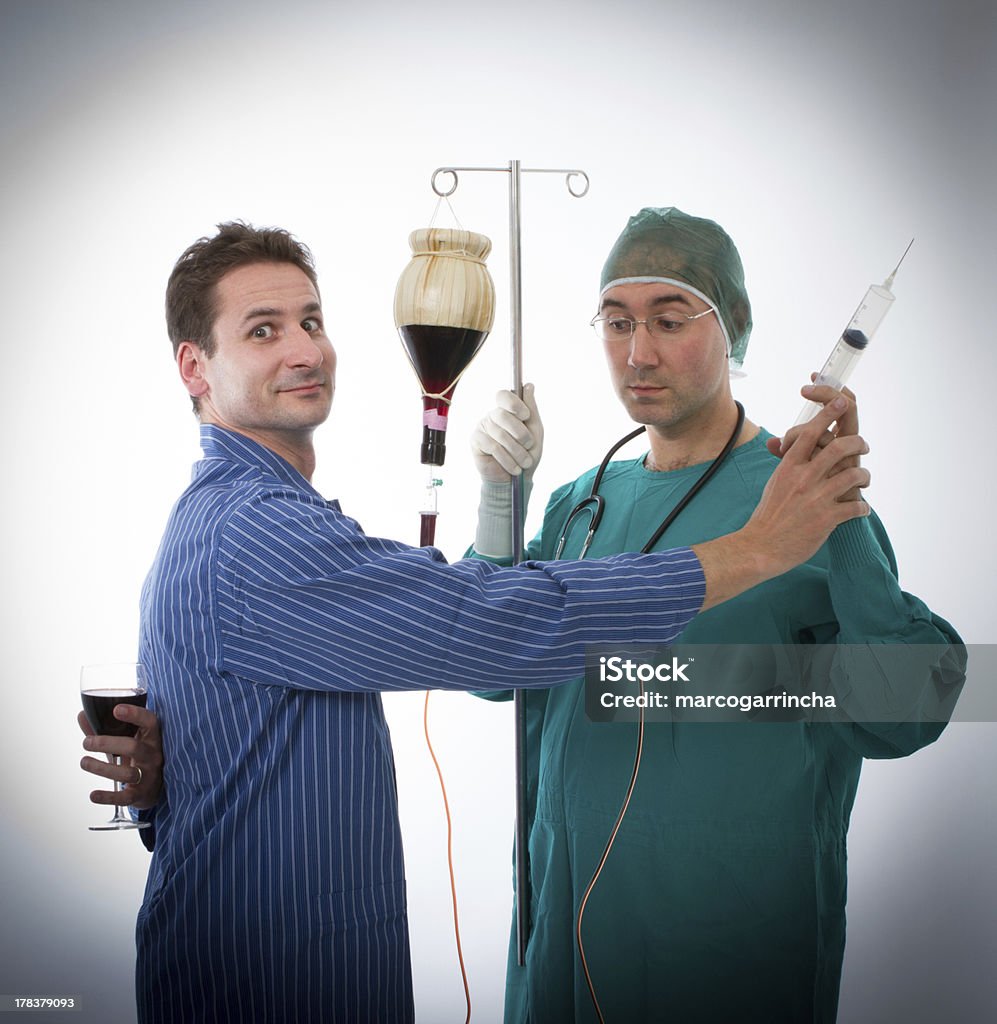 Alcol problemi in un bizzarro Ritratto di medico - Foto stock royalty-free di Ubriaco