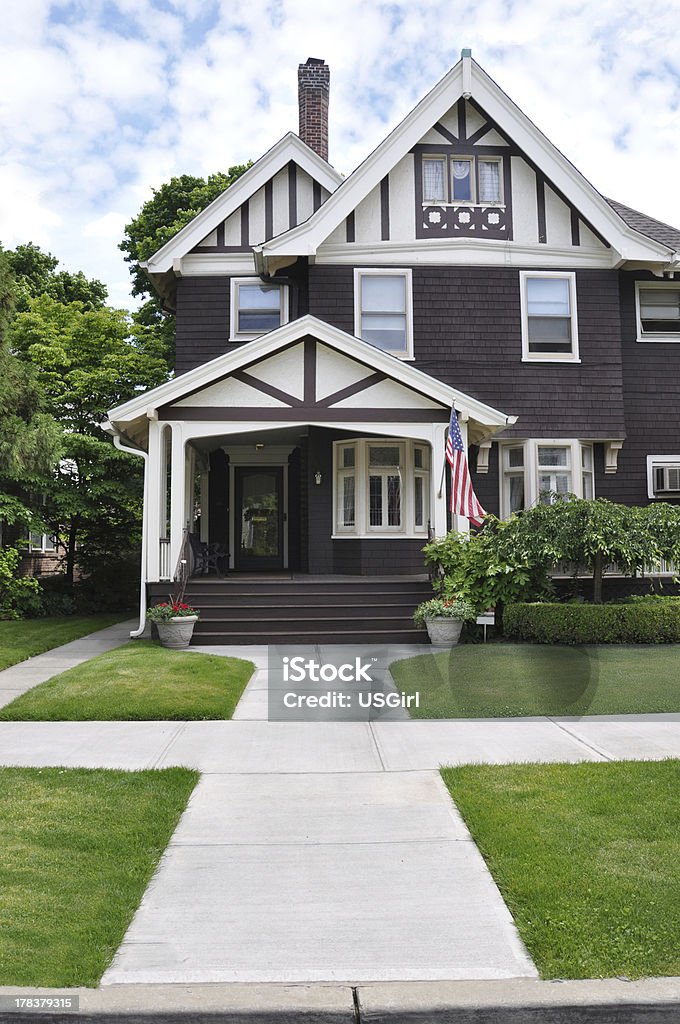 Suburbano casa vittoriana bandiera americana - Foto stock royalty-free di Casa