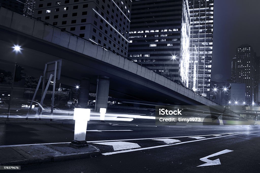 moving Auto mit blur Licht durch die Stadt bei Nacht - Lizenzfrei Abenddämmerung Stock-Foto