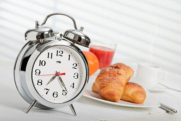 tempo de pequeno-almoço - clock time alarm clock orange imagens e fotografias de stock
