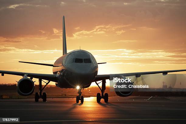 Atardecer En El Aeropuerto Foto de stock y más banco de imágenes de Avión - Avión, Despegar - Aviones, Pista de aterrizaje