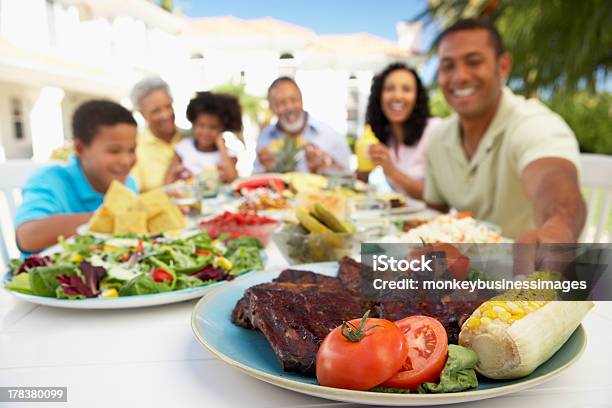 Famiglia Mangiare Un Pasto Allaperto - Fotografie stock e altre immagini di Afro-americano - Afro-americano, Barbecue - Cibo, Famiglia