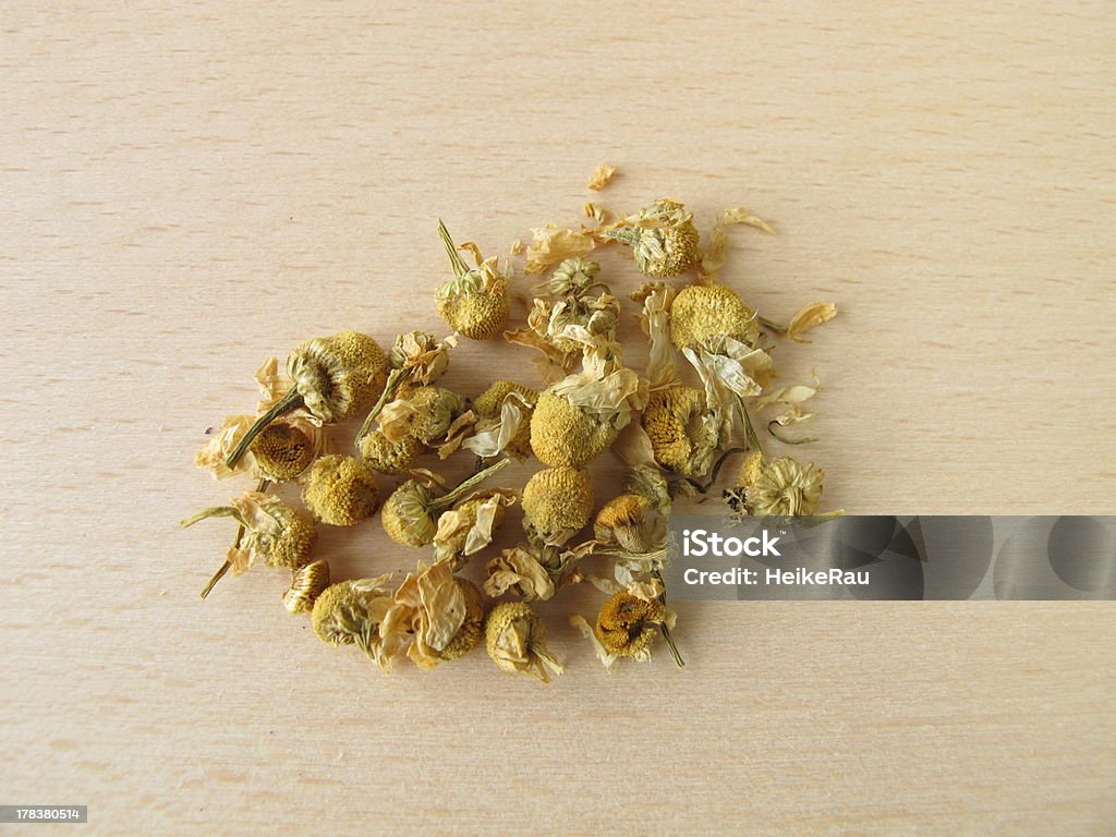 Chamomilla recutitia fiori, Matricariae flos - Foto stock royalty-free di Alimenti secchi