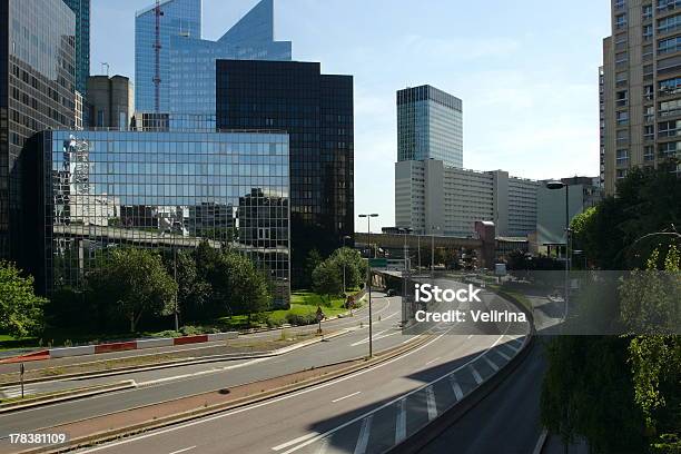 Strada Attraverso Il Quartiere Degli Affari - Fotografie stock e altre immagini di Affari - Affari, Affari internazionali, Architettura