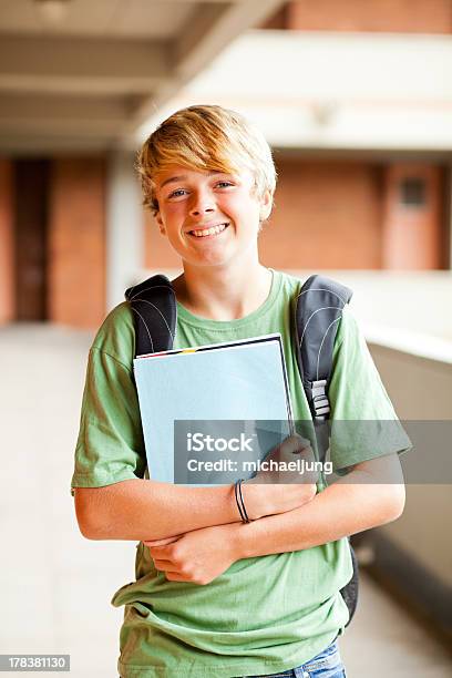 Retrato De Estudiante Adolescente De Sexo Masculino Foto de stock y más banco de imágenes de 14-15 años