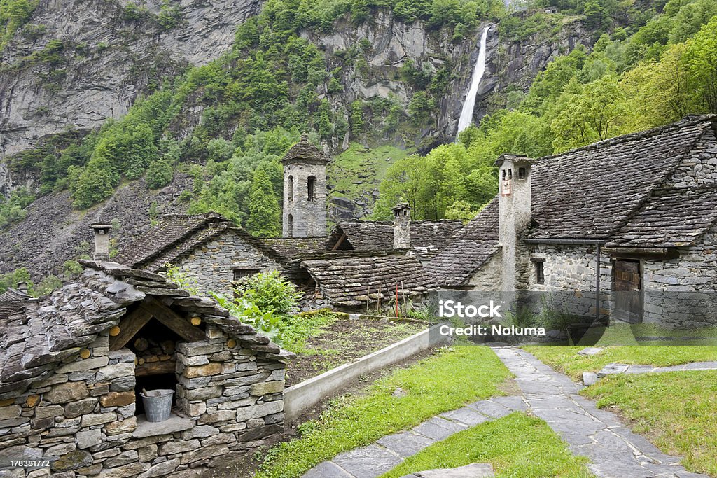 typische Steinhäuser im Val Bavona - Foto de stock de Catarata libre de derechos