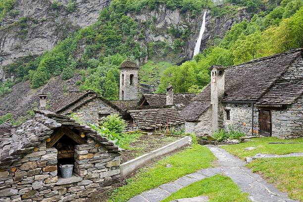 typische Steinhäuser im Val Bavona - fotografia de stock