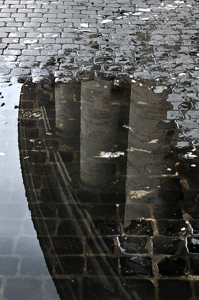 architecture en détail - puddle rome reflection street photos et images de collection