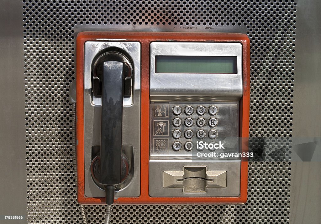 Orange öffentlichen Telefon auf metallischen Hintergrund - Lizenzfrei Am Telefon Stock-Foto
