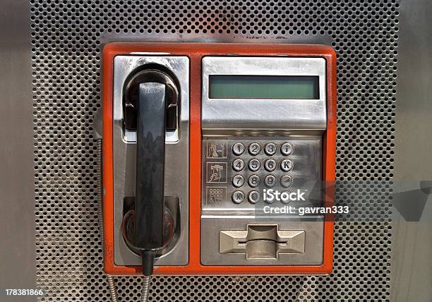 Orange Öffentlichen Telefon Auf Metallischen Hintergrund Stockfoto und mehr Bilder von Am Telefon