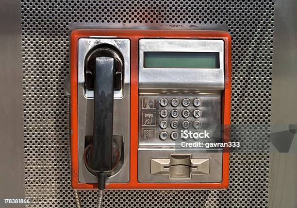 オレンジ色の背景にメタリックの公衆電話 - オレンジ色のストックフォトや画像を多数ご用意 - オレンジ色, クローズアップ, コミュニケーション
